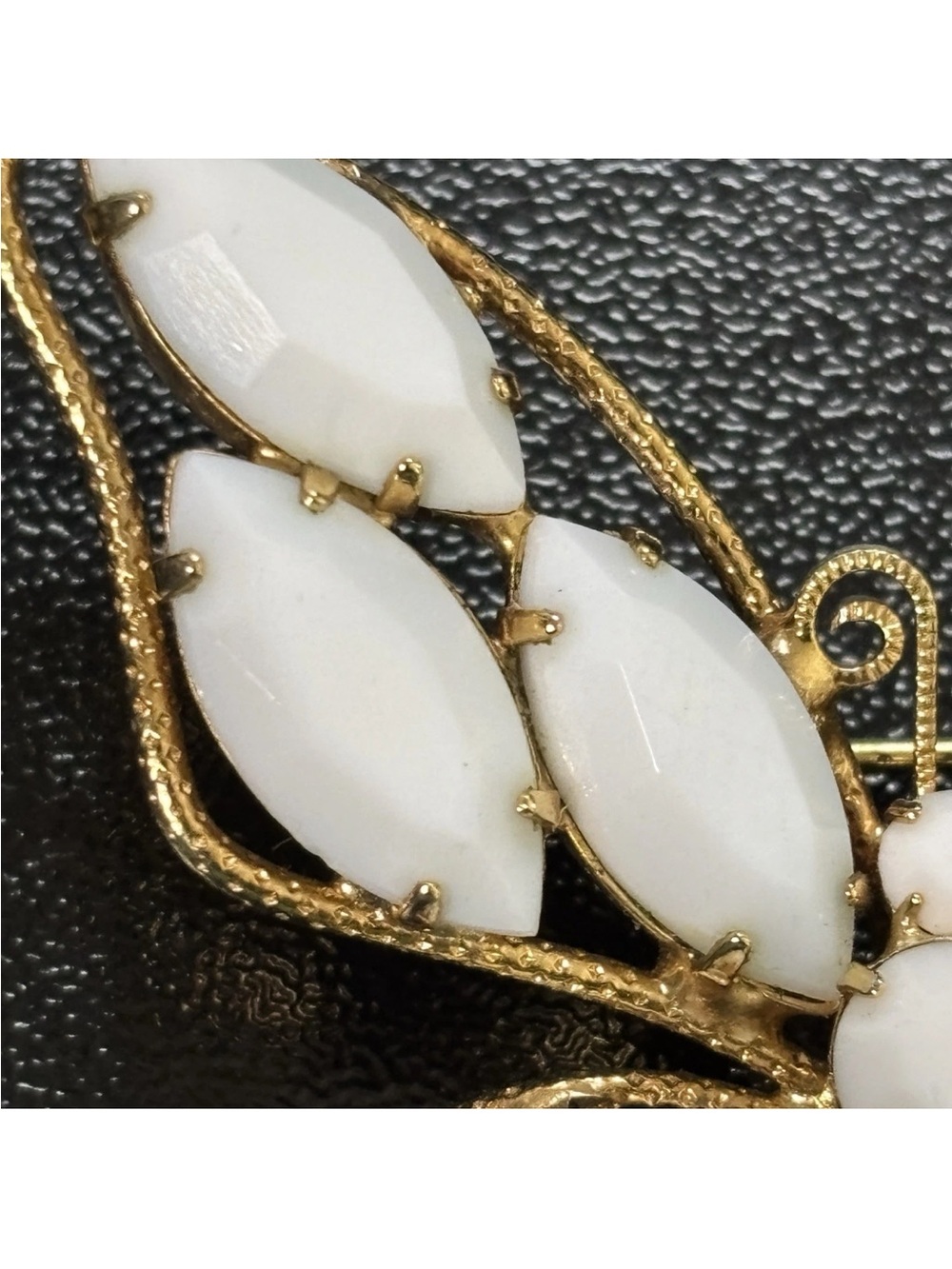 Vintage Butterfly Brooch Milk Glass Stones Gold-tone 2" x 1.75" - Picture 13 of 14
